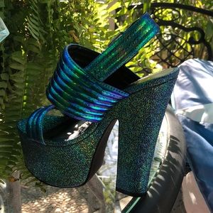 These are killer heals! Never worn!